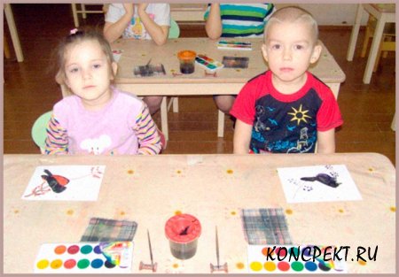 Дети рисуют птиц красками