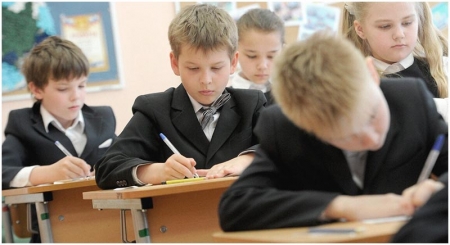 Дети пишут диктант на уроке русского языка